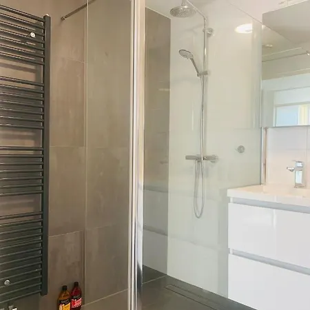 The First Floor 4 Persons, 2 Bedrooms, Free Parking! * 잔드보르트