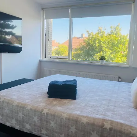 The First Floor 4 Persons, 2 Bedrooms, Free Parking! 홈스테이 잔드보르트