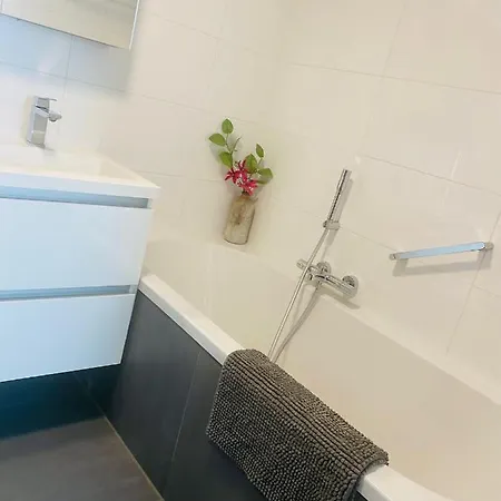 The First Floor 4 Persons, 2 Bedrooms, Free Parking! Accommodatie bij particulieren *