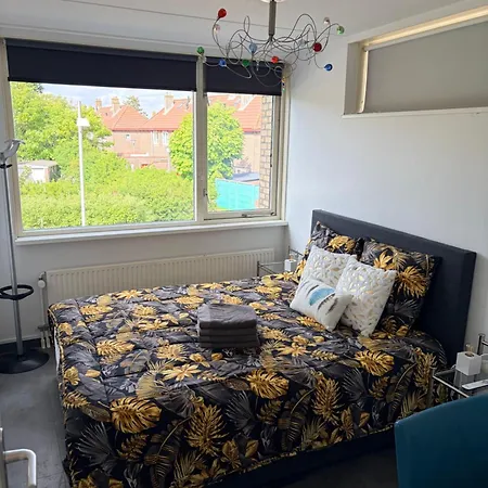 The First Floor 4 Persons, 2 Bedrooms, Free Parking! Homestay szállás *